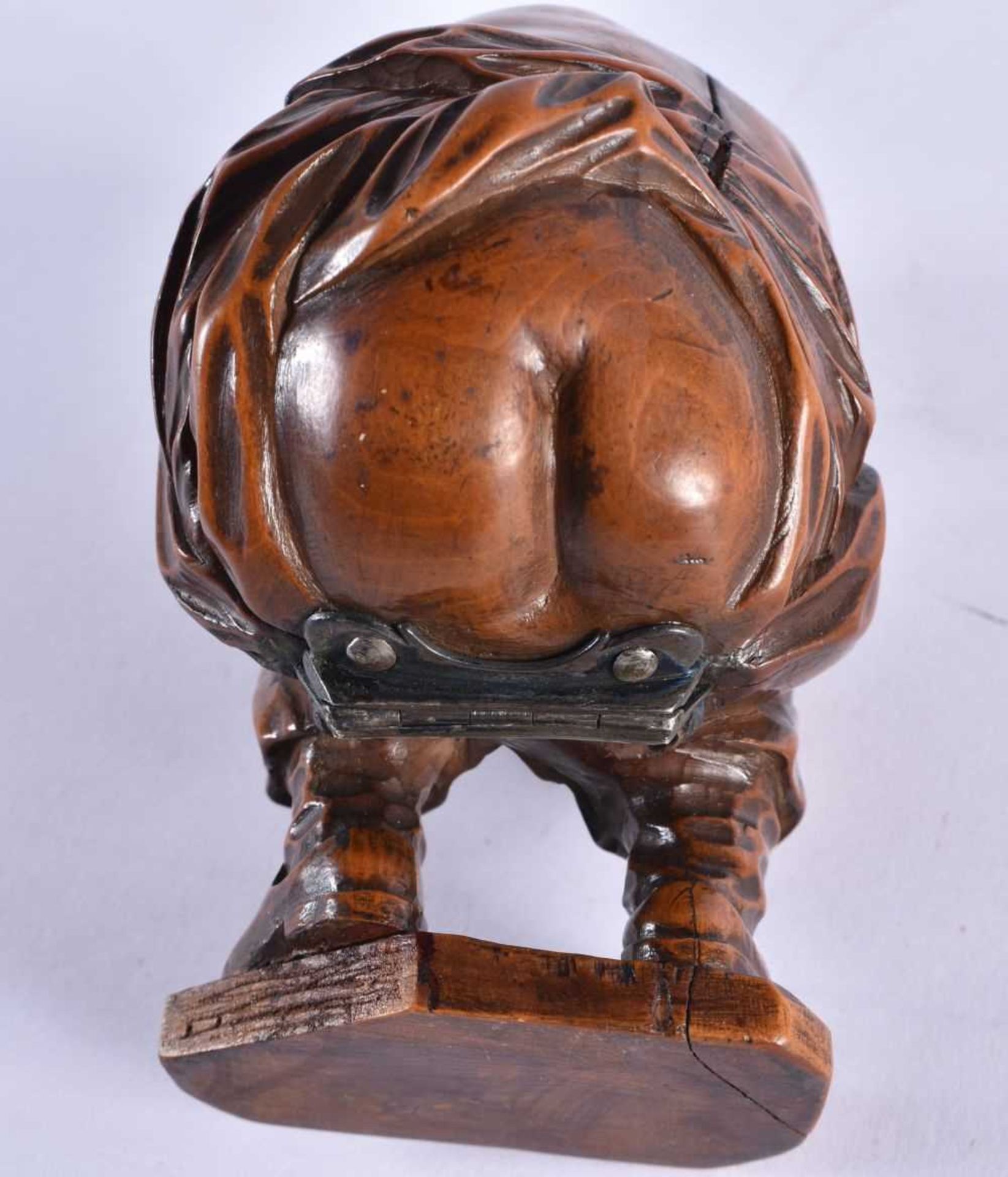 A VERY RARE 18TH CENTURY CARVED TREEN WOOD SNUFF BOX formed as a defecating male, wearing his - Image 7 of 10