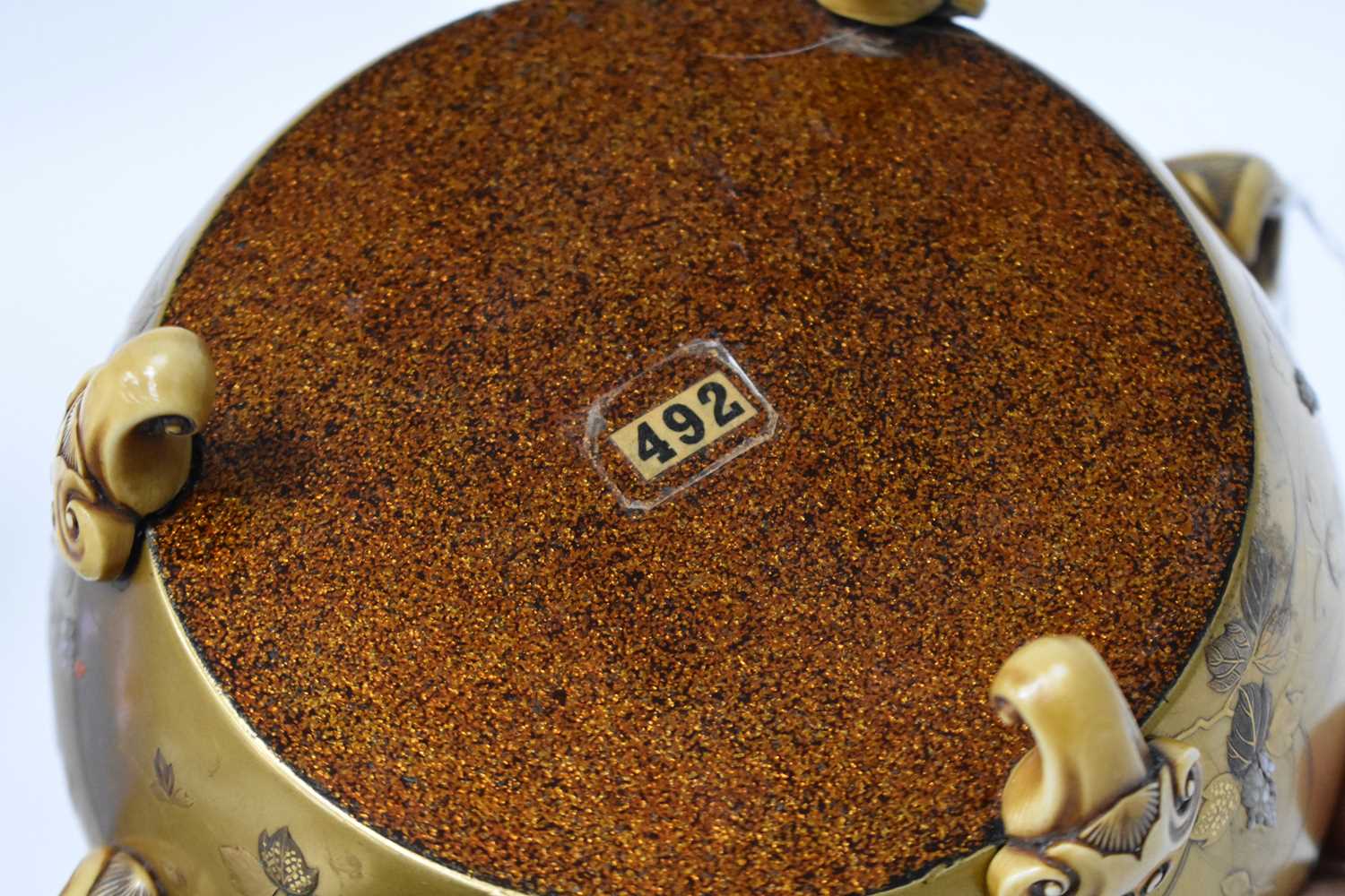 A 19TH CENTURY JAPANESE MEIJI PERIOD GOLD LACQUER SHIBAYAMA INLAID CIRCULAR CENSER decorated with - Image 25 of 25