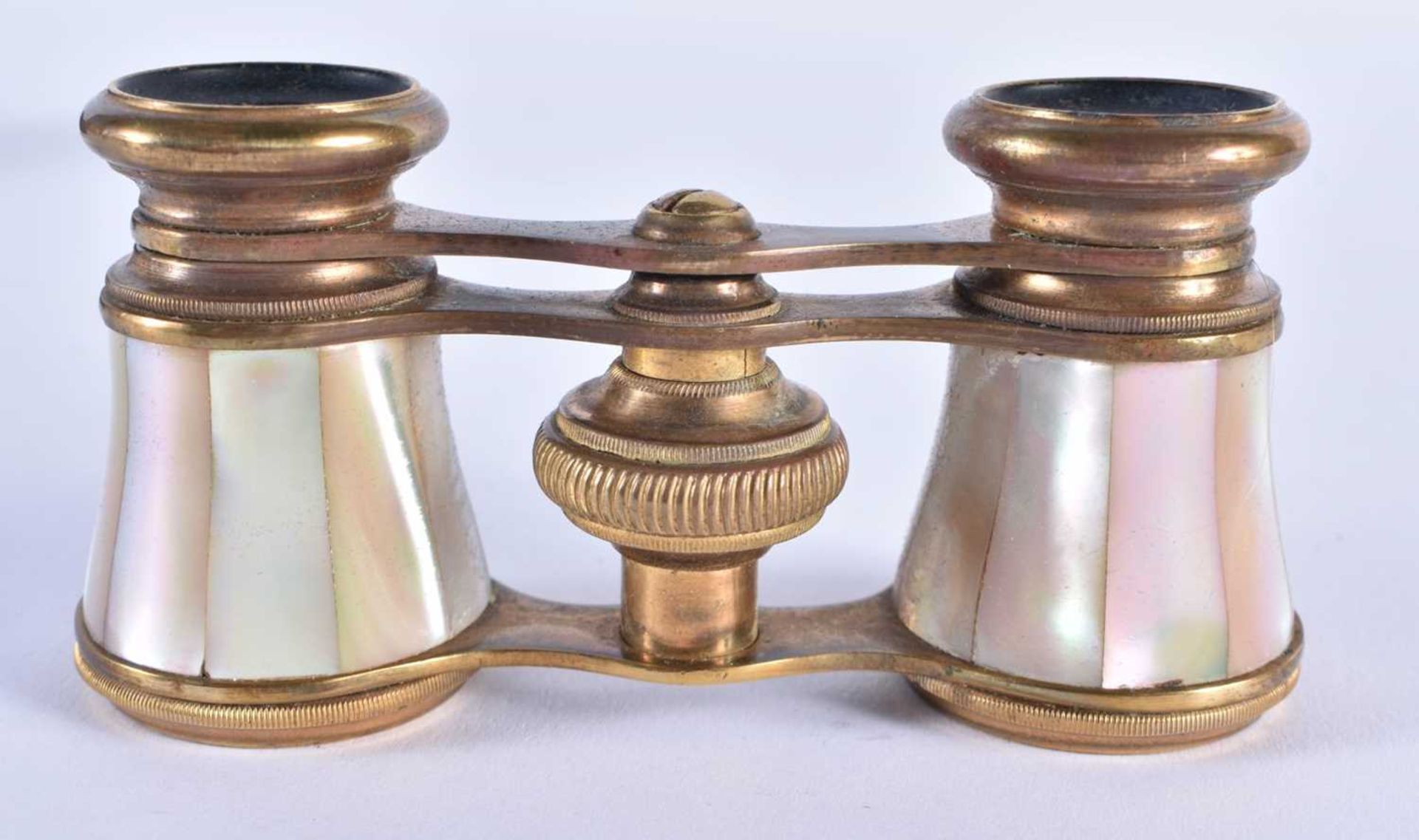 A PAIR OF MOTHER OF PEARL OPERA GLASSES. 9 cm x 8 cm extended. - Image 2 of 4