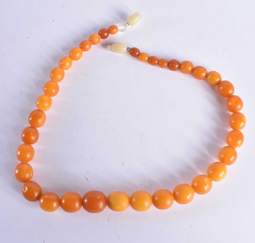 AN AMBER NECKLACE. 39 grams. 47 cm long.