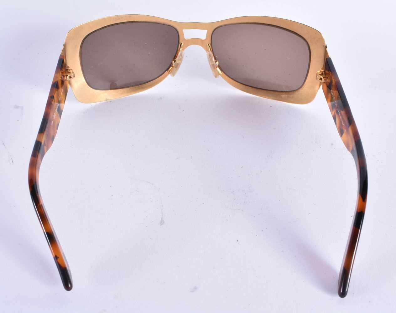 A CASED PAIR OF GUCCI SUNGLASSES. 15 cm wide. - Image 4 of 5
