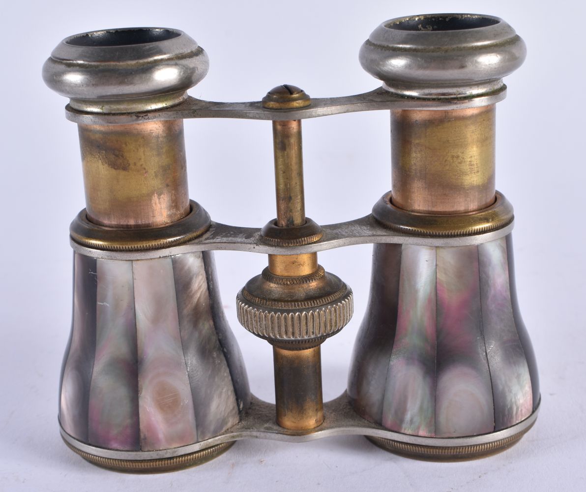 A PAIR OF MOTHER OF PEARL OPERA GLASSES. 9 cm x 6 cm. - Bild 2 aus 4