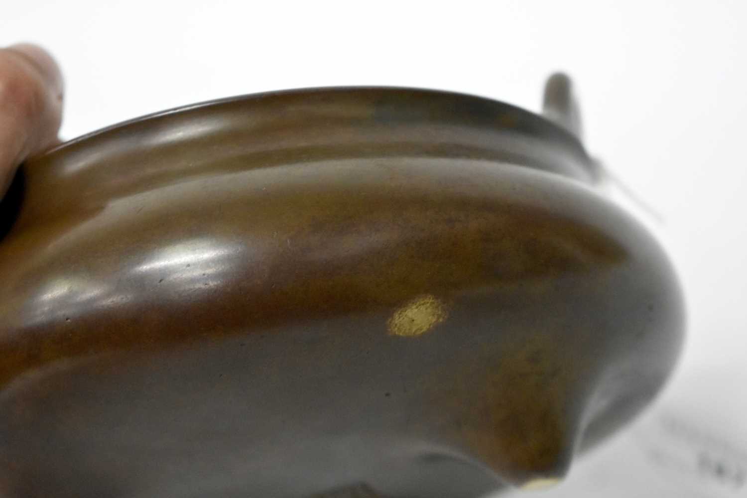 A RARE CHINESE QING DYNASTY TWIN HANDLED BRONZE CENSER bearing unusual studio mark to base. 2378 - Image 19 of 27