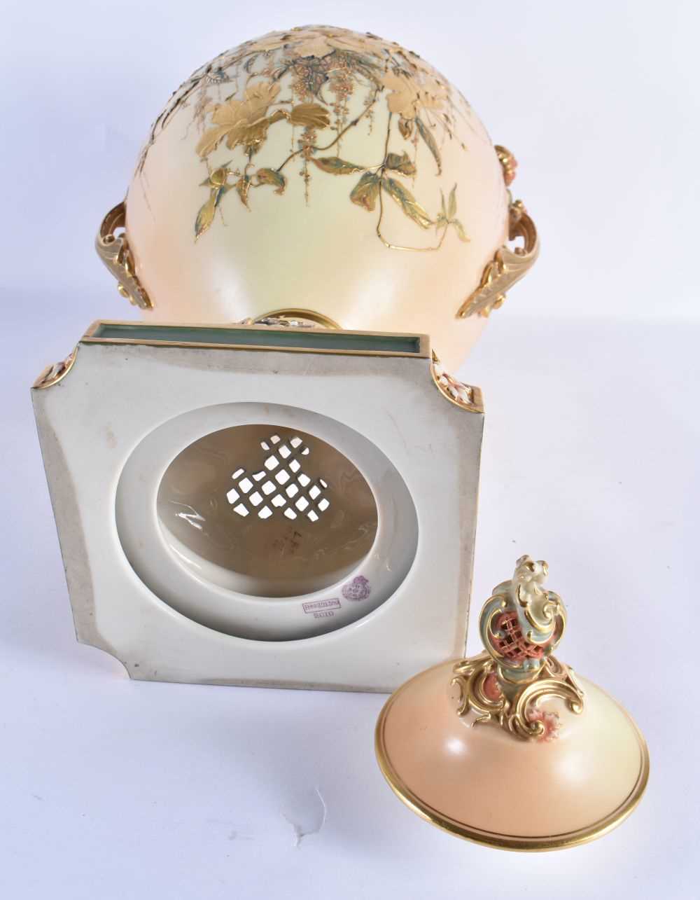 A GOOD LARGE ROYAL WORCESTER TWIN HANDLED RETICULATED BLUSH IVORY VASE AND COVER raised in gilt with - Image 9 of 10