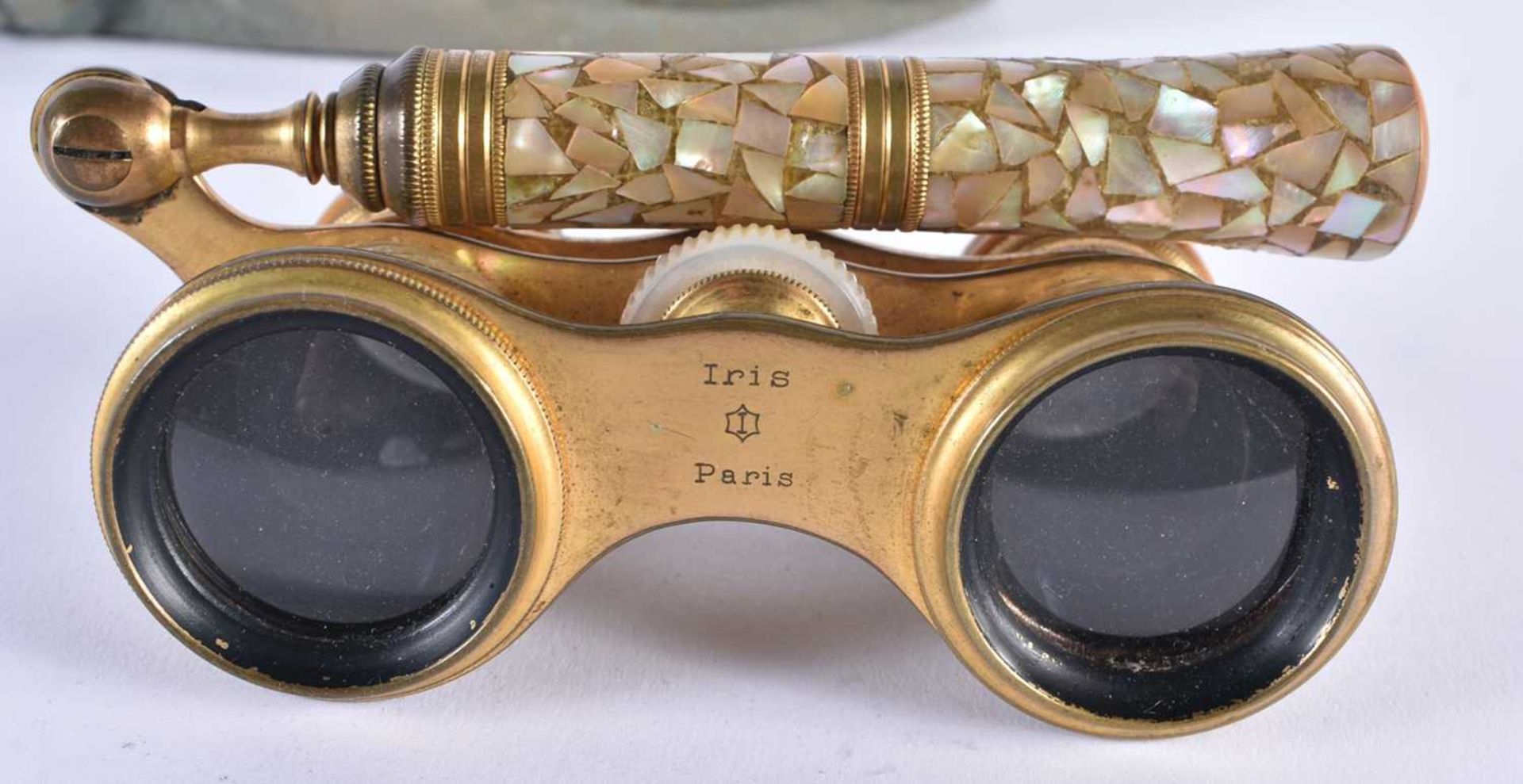 A PAIR OF MOTHER OF PEARL OPERA GLASSES. 18 cm wide extended. - Image 2 of 4