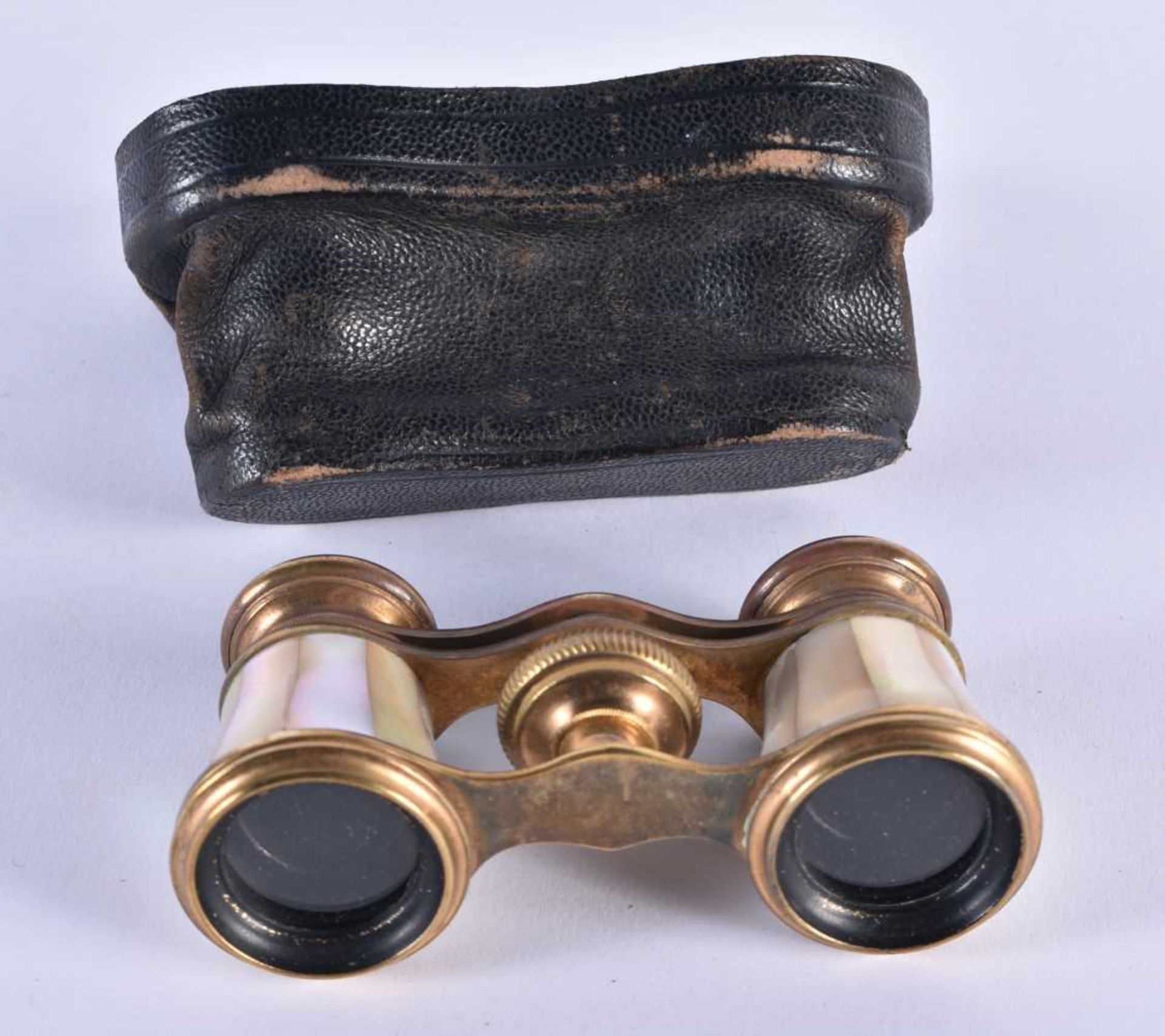 A PAIR OF MOTHER OF PEARL OPERA GLASSES. 9 cm x 8 cm extended.