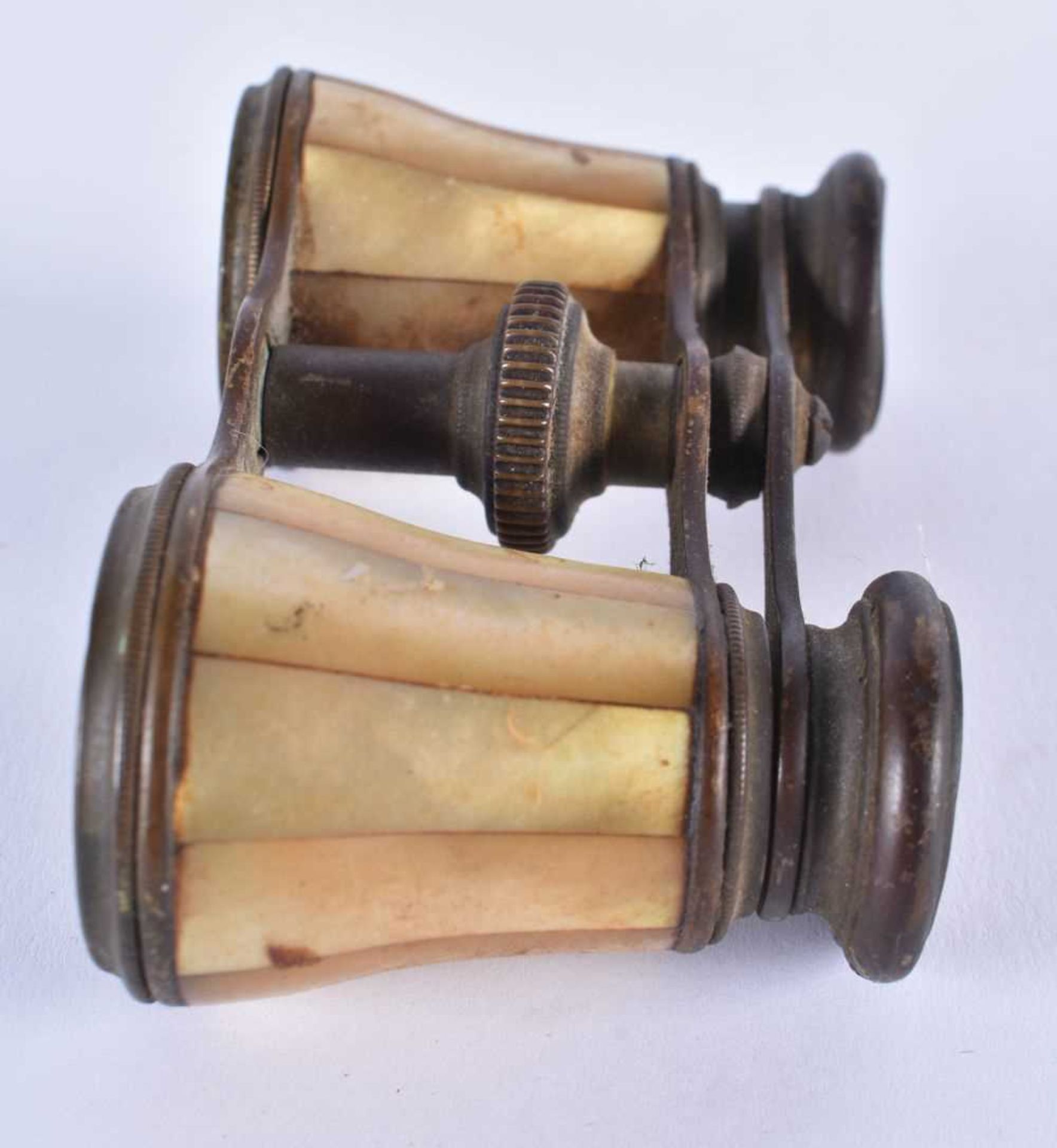 A PAIR OF MOTHER OF PEARL OPERA GLASSES. 9 cm x 8 cm extended. - Image 4 of 4