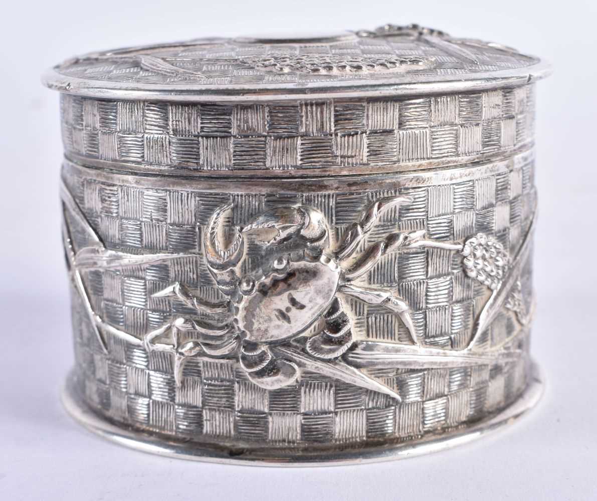 A 19TH CENTURY CHINESE EXPORT SILVER BOX AND COVER by Zeewo. 255 grams. 8.5 cm x 6 cm.