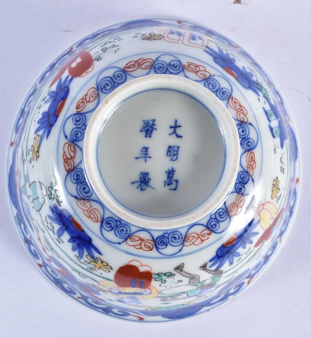 A 19TH CENTURY CHINESE WUCAI PORCELAIN BOWL bearing Wanli marks to base. 17 cm diameter. - Image 4 of 4