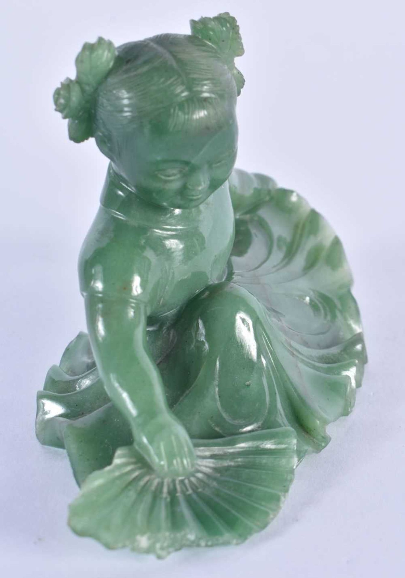 AN EARLY 20TH CENTURY CHINESE CARVED GREEN JADE FIGURE OF A YOUNG GIRL Late Qing/Republic, - Image 3 of 5