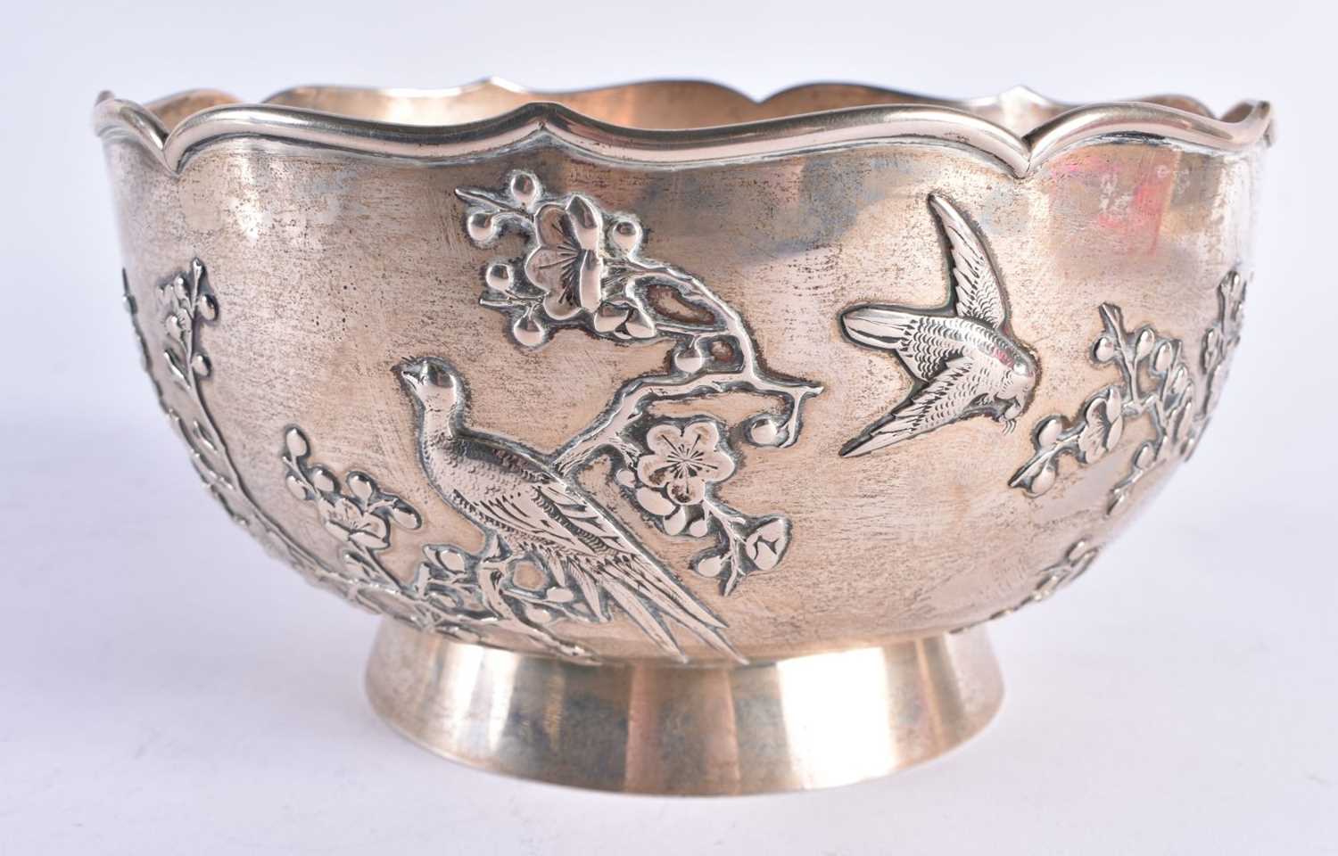 AN ANTIQUE CHINESE SILVER SCALLOPED BOWL by Zeewo. 498 grams. 18.5 cm x 10 cm. - Image 2 of 6