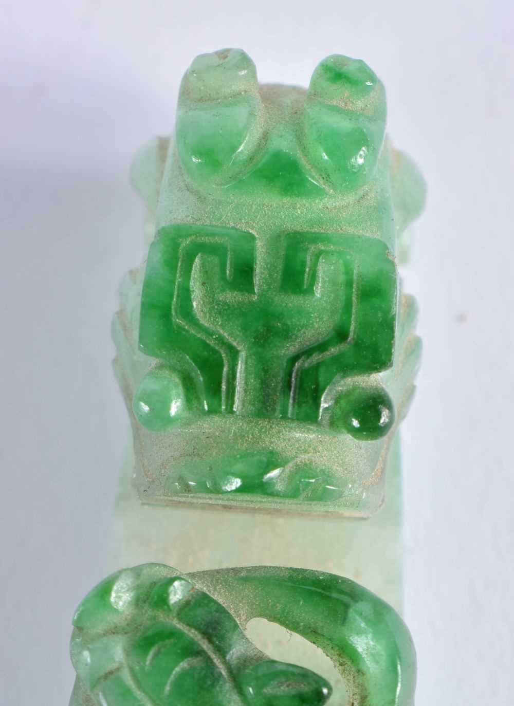 A FINE 19TH CENTURY CHINESE CARVED JADEITE BELT HOOK Qing. 10 cm long. - Image 10 of 28