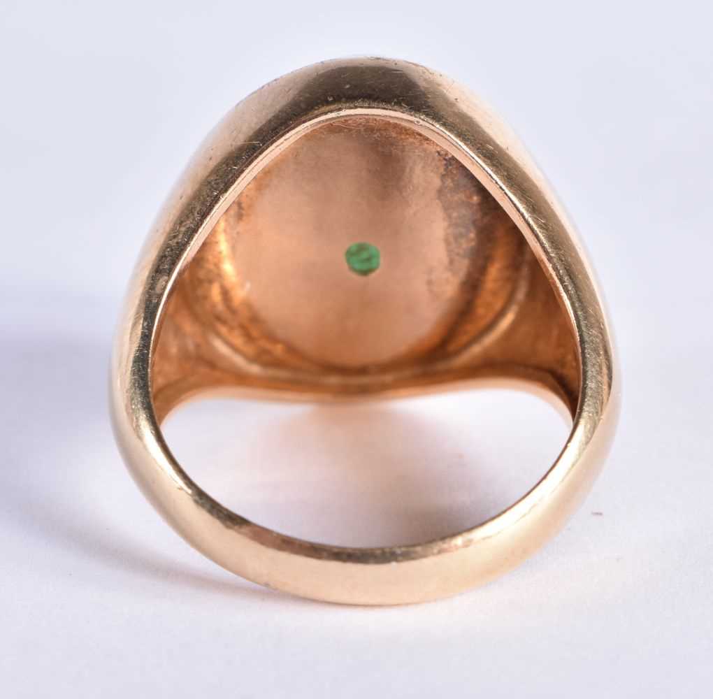 A LARGE CHINESE REPUBLICAN PERIOD 14CT GOLD AND APPLE JADEITE RING. 12 grams. - Image 3 of 4
