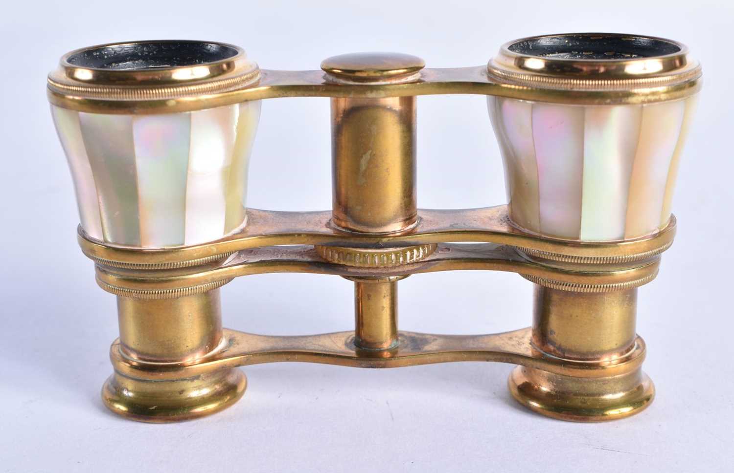 A PAIR OF MOTHER OF PEARL OPERA GLASSES 5.5 x 9.5cm extended