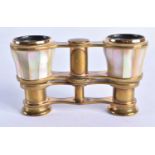 A PAIR OF MOTHER OF PEARL OPERA GLASSES 5.5 x 9.5cm extended