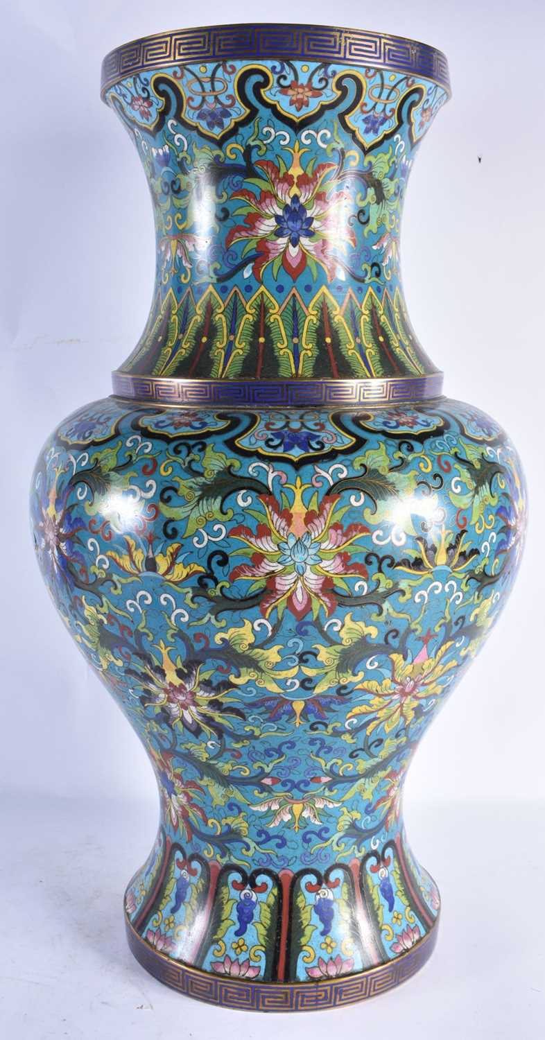 A VERY LARGE EARLY 20TH CENTURY CHINESE CLOISONNE ENAMEL VASE Late Qing/Republic, decorated with - Image 2 of 8