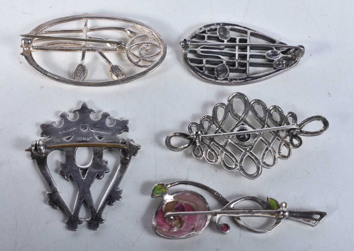 Five silver Scottish/Celtic brooches including Carrick. Hallmarks include Edinburgh 1995 (38g) - Bild 2 aus 3