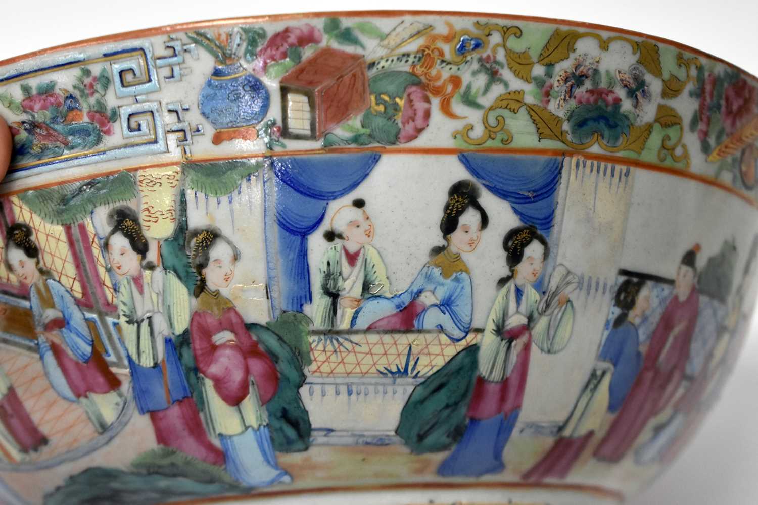 A LARGE 19TH CENTURY CHINESE CANTON FAMILLE ROSE PORCELAIN BOWL Qing. 28 cm diameter. - Image 10 of 16