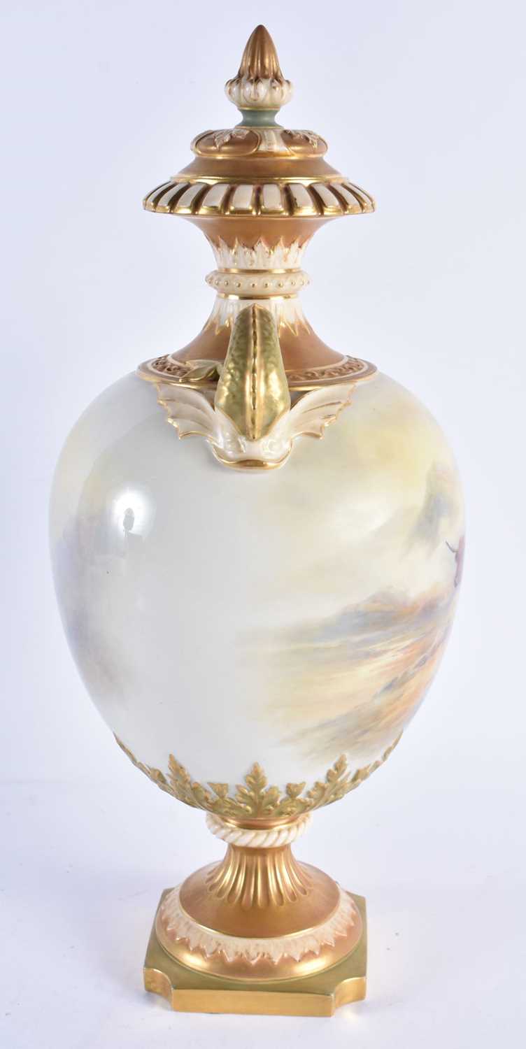 A FINE LARGE ROYAL WORCESTER PORCELAIN TWIN HANDLED VASE AND COVER by John Stinton, painted with two - Image 13 of 15