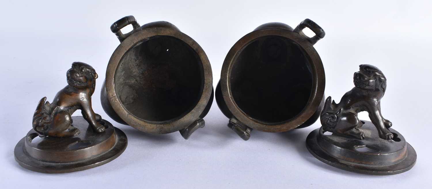 A PAIR OF LATE 19TH/20TH CENTURY JAPANESE MEIJI PERIOD BRONZE CENSERS AND COVERS formed with - Image 5 of 6