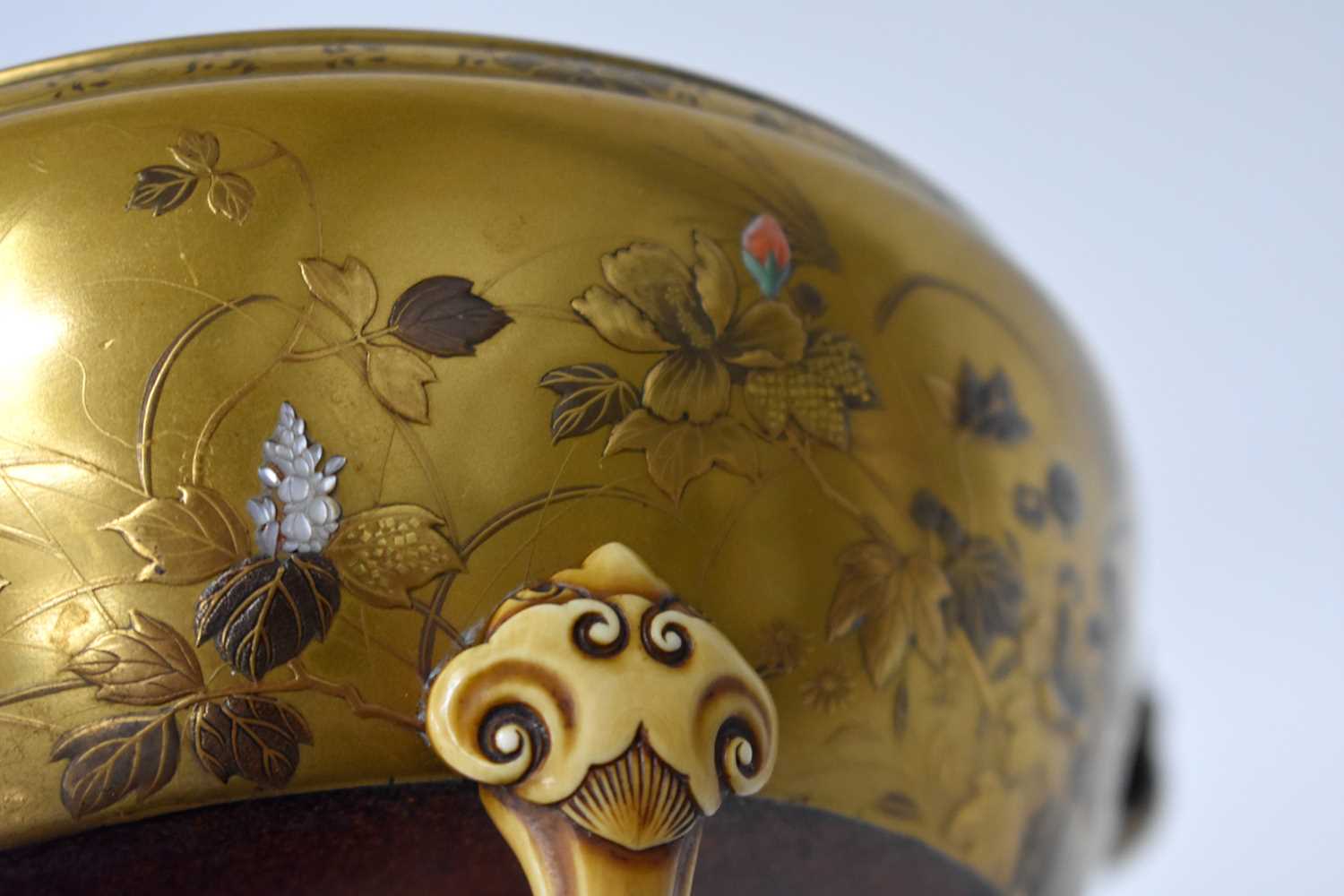 A 19TH CENTURY JAPANESE MEIJI PERIOD GOLD LACQUER SHIBAYAMA INLAID CIRCULAR CENSER decorated with - Image 11 of 25