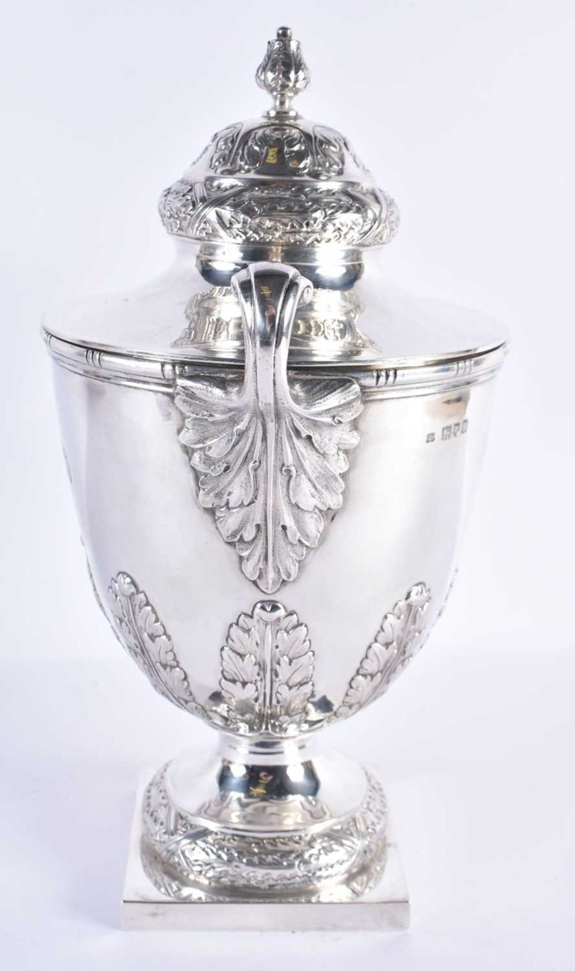 A FINE EARLY 20TH CENTURY ENGLISH SILVER TWIN HANDLED ARMORIAL VASE AND COVER by D & J Welby Ltd. - Image 3 of 7