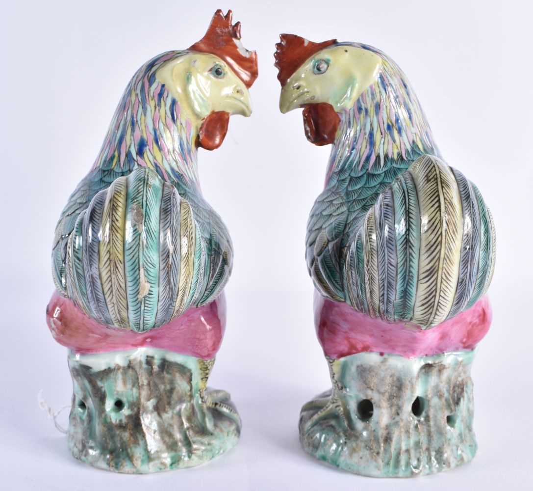 A PAIR OF EARLY 19TH CENTURY CHINESE CANTON FAMILLE ROSE FIGURES OF FOWL Qing, modelled as hens with - Image 2 of 5