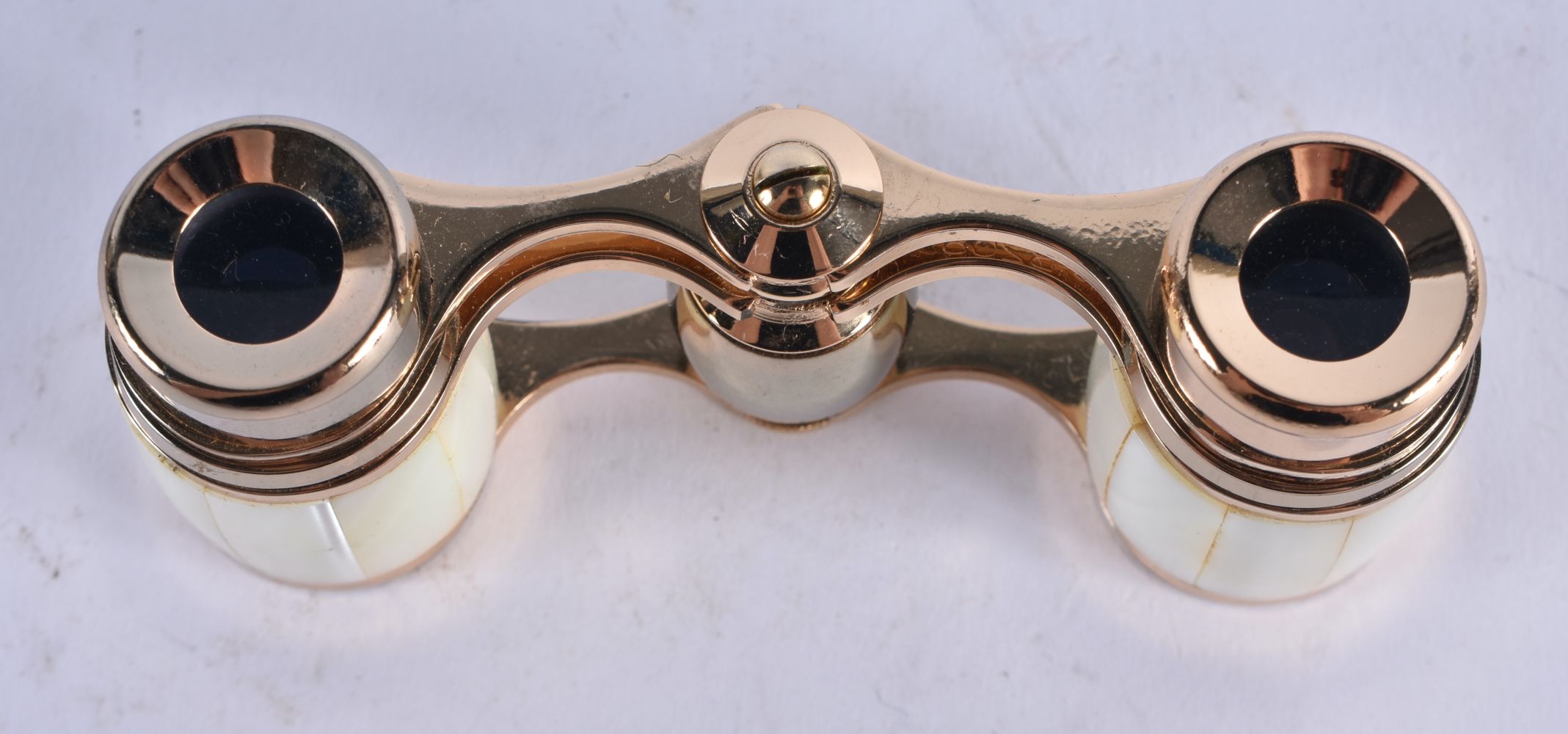A PAIR OF MOTHER OF PEARL OPERA GLASSES. 9 cm x 6 cm. - Image 3 of 4