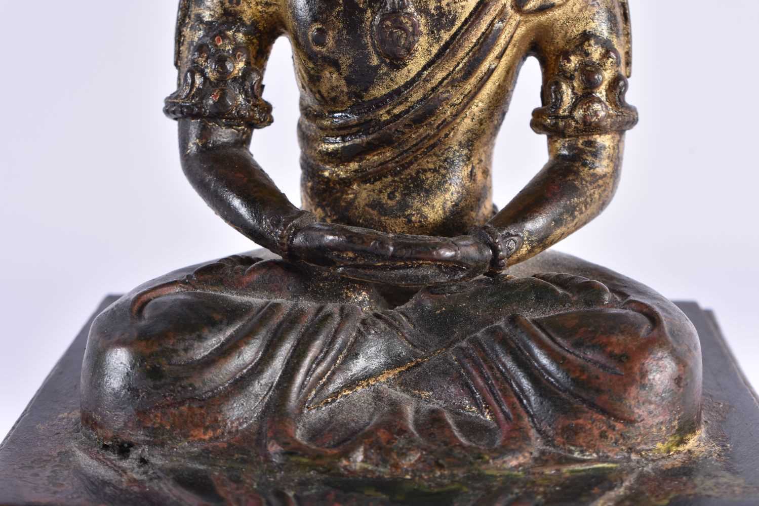 AN 18TH CENTURY CHINESE LACQUERED BRONZE FIGURE OF A BUDDHA Qianlong. 21 cm x 10 cm. - Image 3 of 7