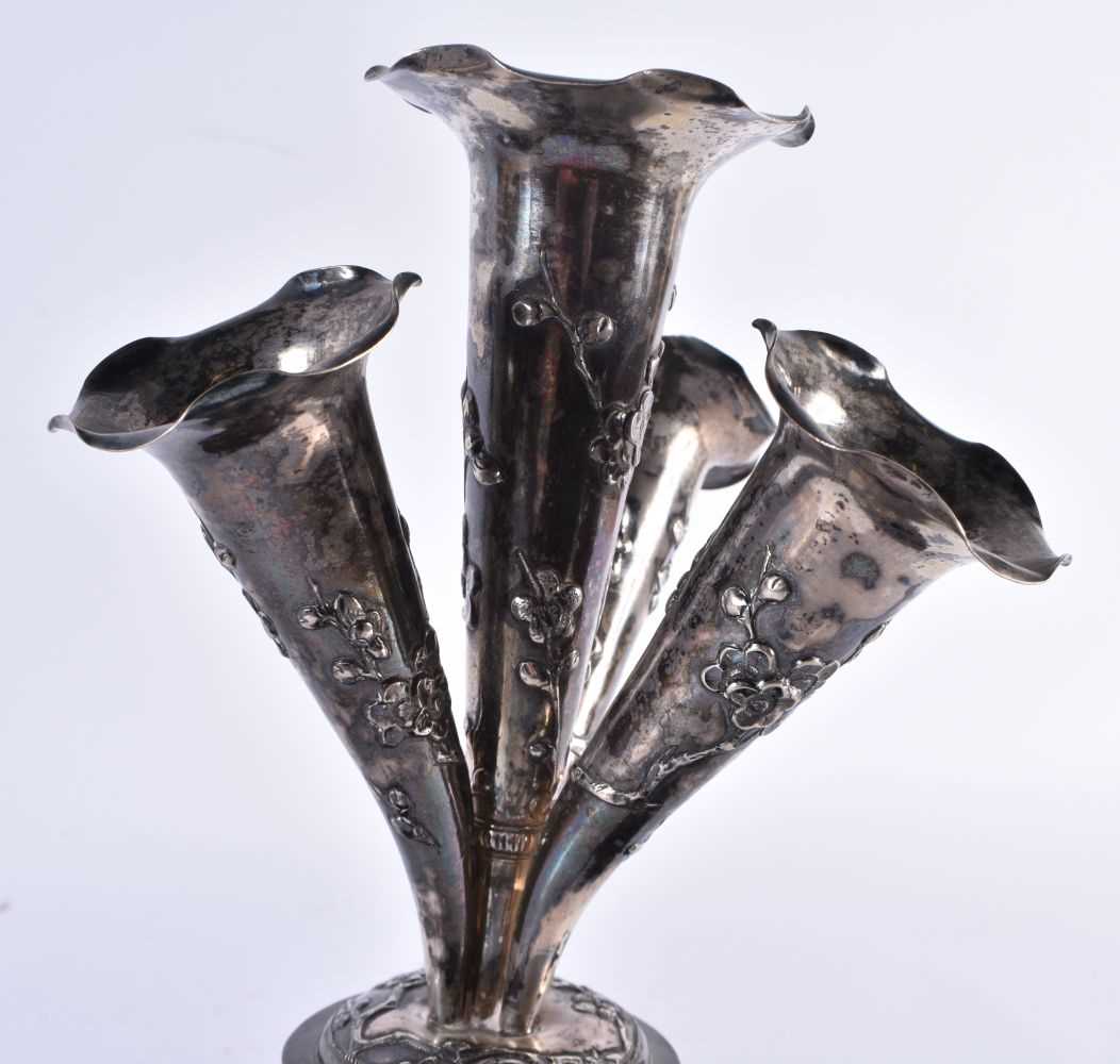 AN UNUSUAL 19TH CENTURY CHINESE SILVER FOUR VASE EPERGNE by Wang Hing, upon a fine quality - Bild 2 aus 11