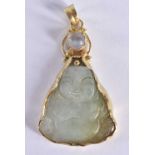 A CHINESE REPUBLICAN PERIOD YELLOW METAL AND JADE PENDANT inset with an opal. 9 grams. 4.5 cm x 2.