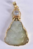 A CHINESE REPUBLICAN PERIOD YELLOW METAL AND JADE PENDANT inset with an opal. 9 grams. 4.5 cm x 2.