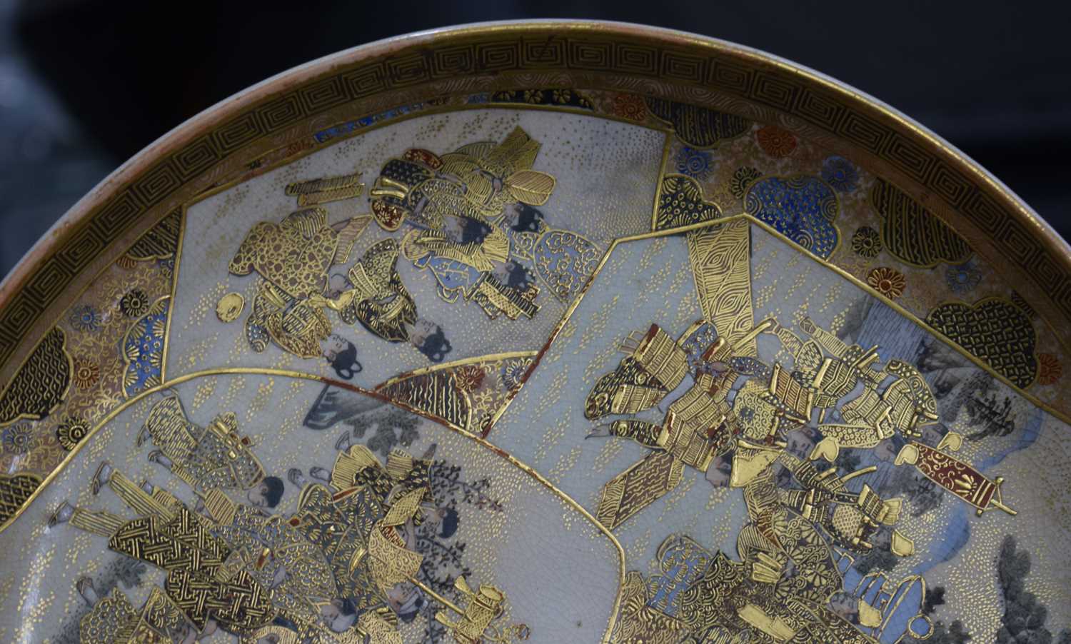 A LARGE PAIR OF 19TH CENTURY JAPANESE MEIJI PERIOD SATSUMA DISHES painted with geisha and other - Image 21 of 27