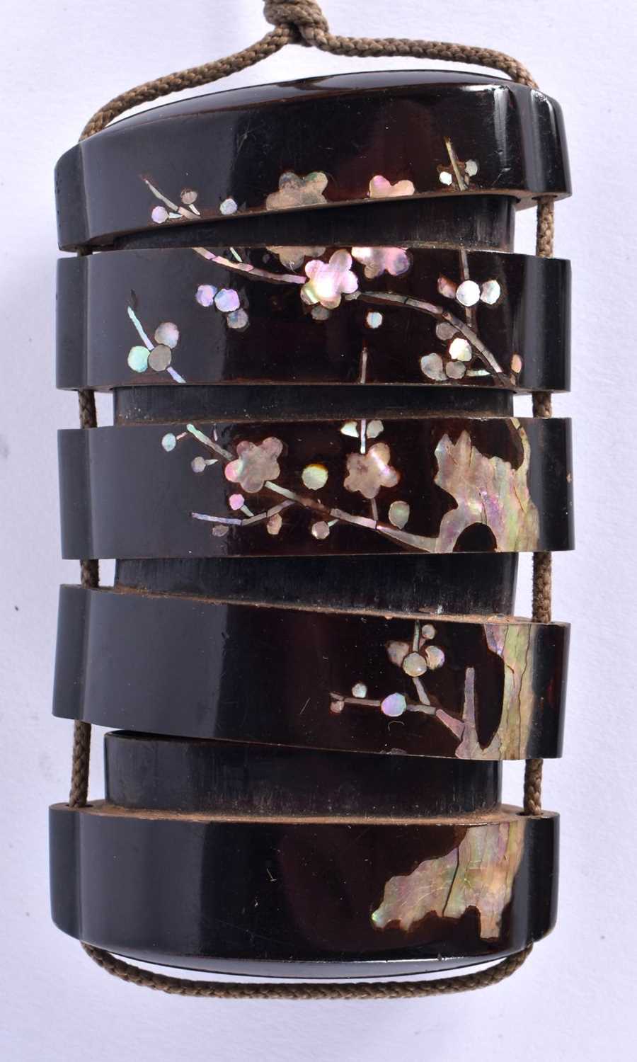 A LATE 19TH CENTURY JAPANESE MEIJI PERIOD MOTHER OF PEARL INLAID BLACK LACQUER INRO decorated with - Image 4 of 4