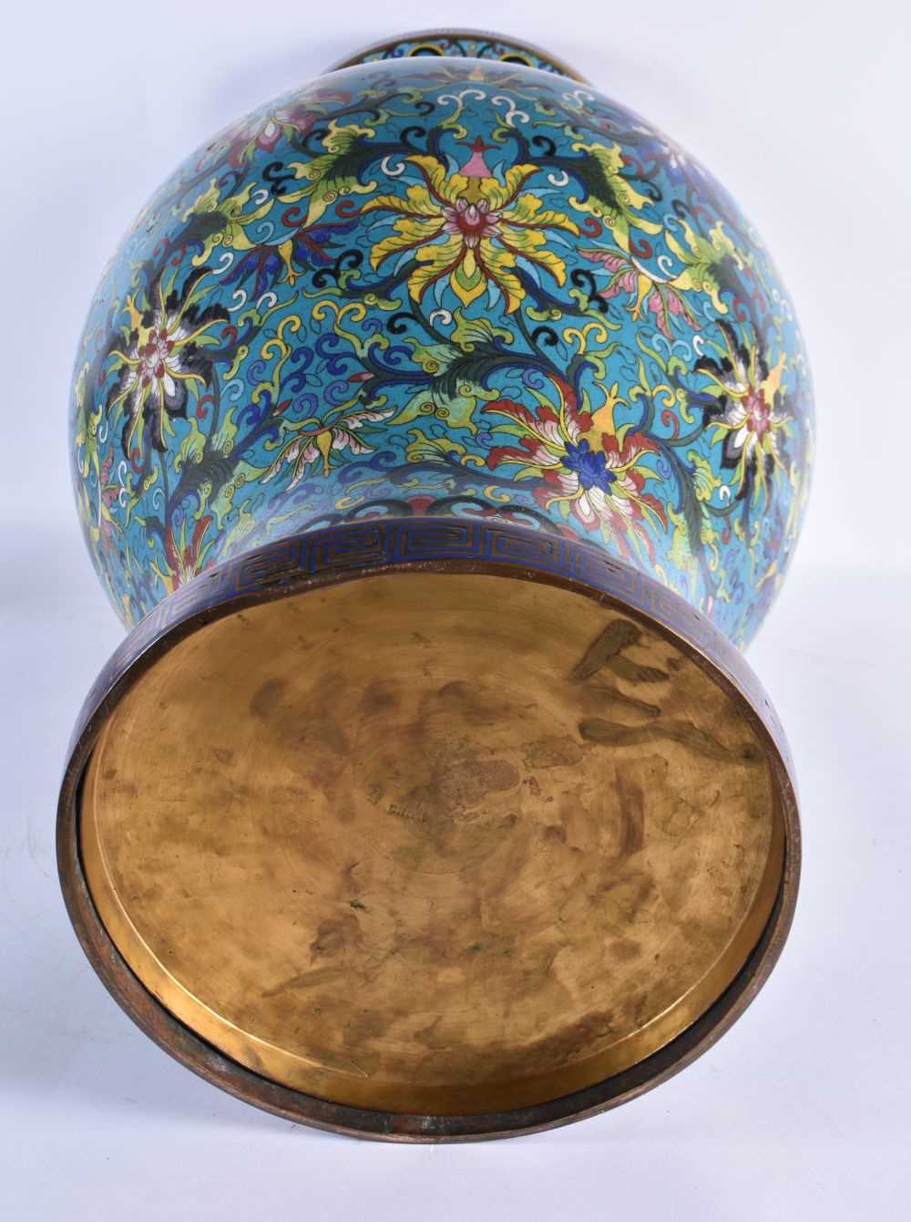 A VERY LARGE EARLY 20TH CENTURY CHINESE CLOISONNE ENAMEL VASE Late Qing/Republic, decorated with - Image 6 of 8