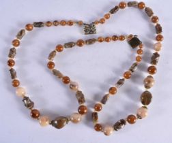 AN AMBER AND BEAD NECKLACE. 43.5 grams. 45 cm long.