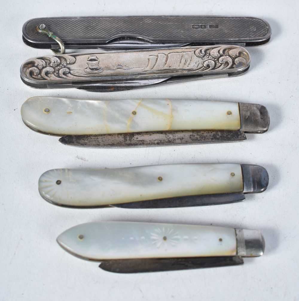 Three Silver Bladed Fruit Knives with Mother of Pearl Handles together with Two Silver Knives. - Bild 4 aus 4