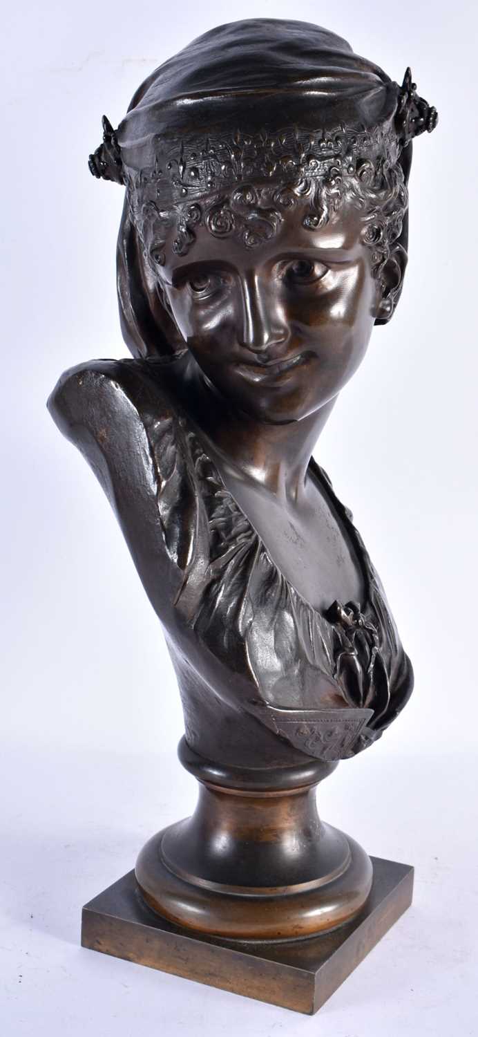 Luca Madrasi (1848-1919) Bronze, Female bust. 44 cm x 19 cm. - Bild 2 aus 5