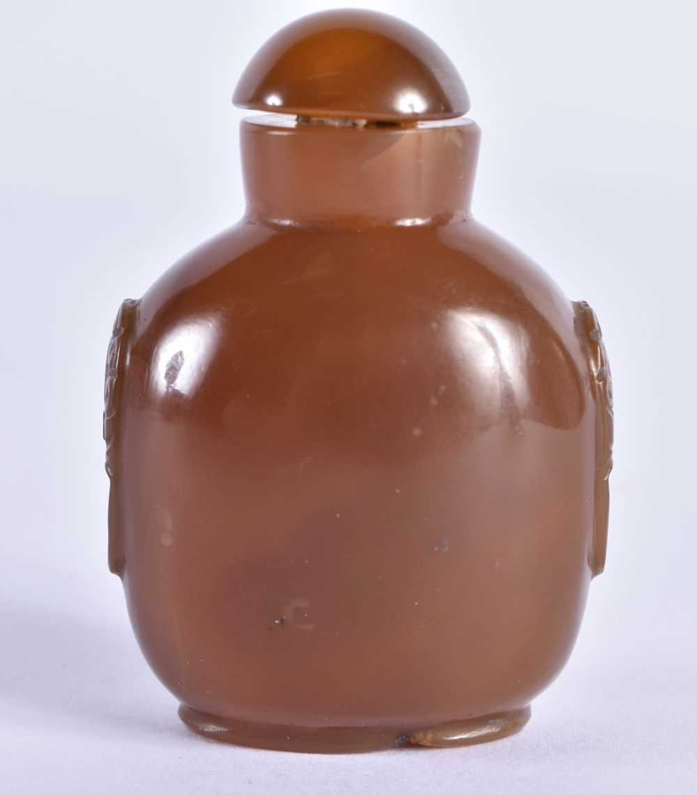 A 19TH CENTURY CHINESE CARVED AGATE SNUFF BOTTLE Qing, with agate stopper. 6 cm x 4 cm. - Image 3 of 6