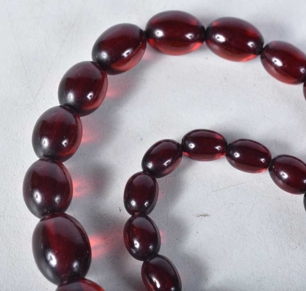 Cherry Bakelite graduated necklace with screw clasp. 72cm long, weight 51g, largest bead 20mm - Bild 2 aus 3