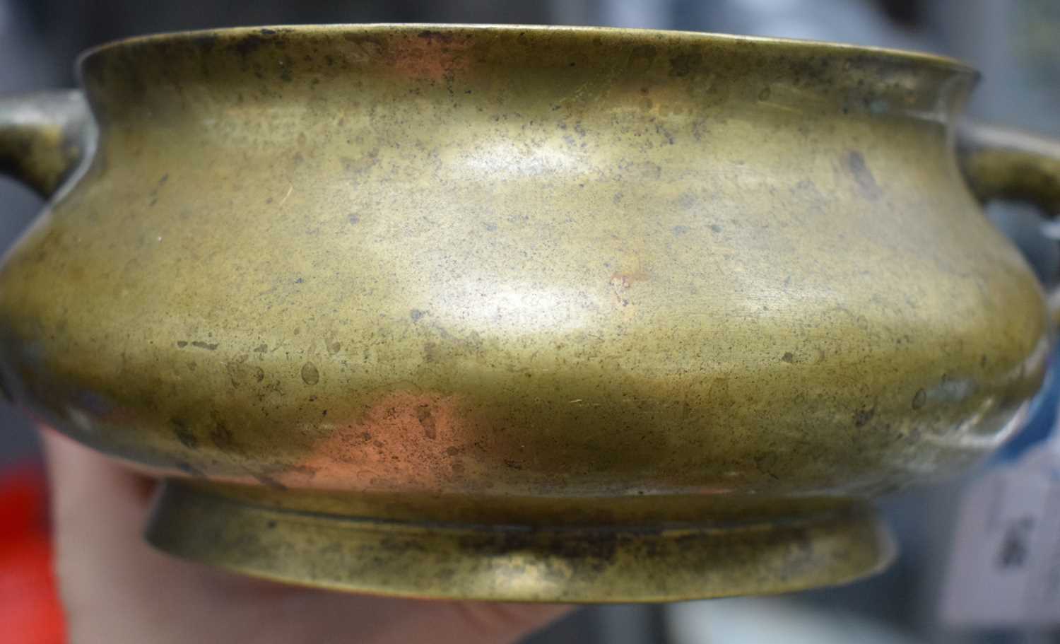 A LATE 18TH CENTURY CHINESE TWIN HANDLED BRONZE CENSER bearing Xuande marks to base. 1847 grams. - Image 12 of 17