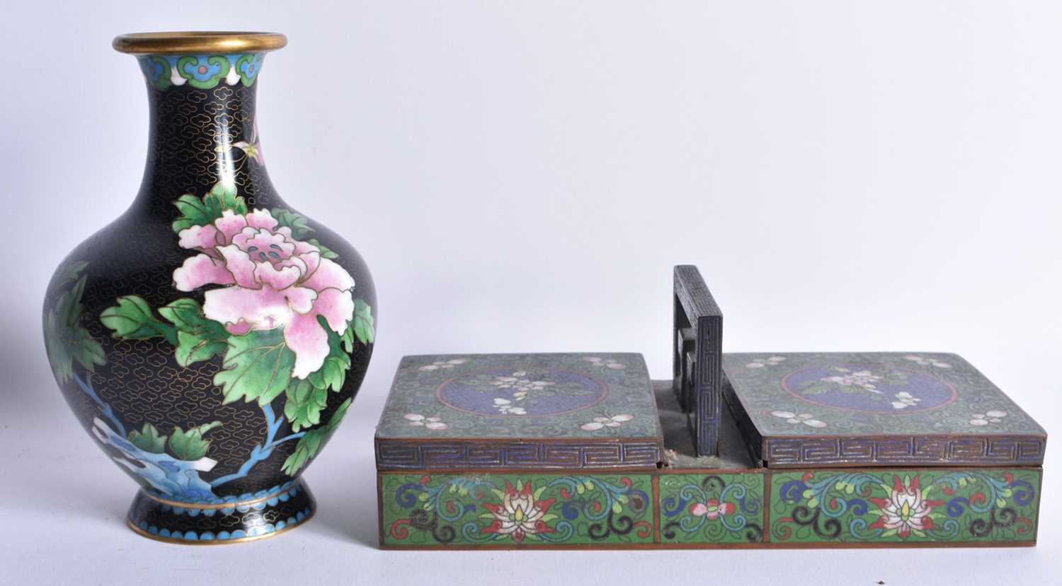 AN UNUSUAL EARLY 20TH CENTURY CHINESE CLOISONNE ENAMEL DESK STAND Late Qing/Republic, together