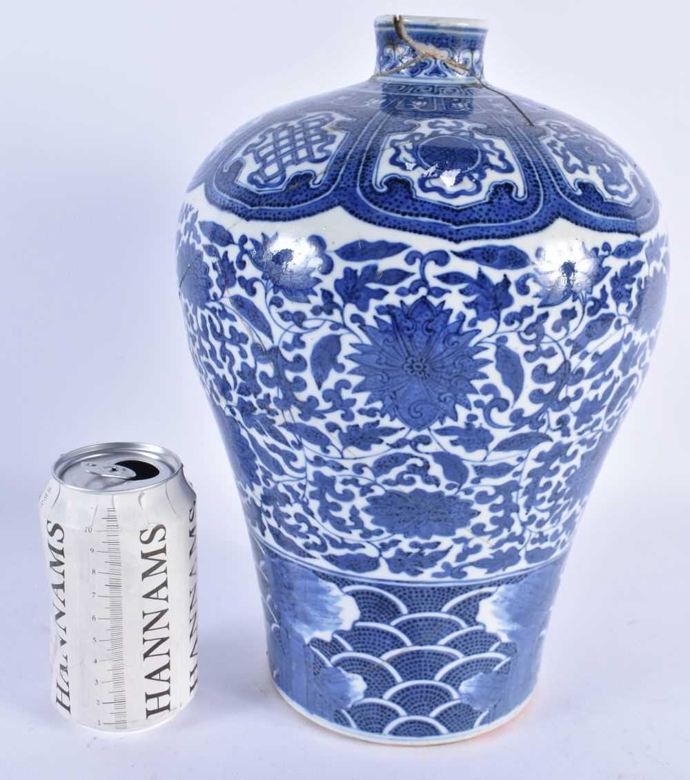 A LARGE 18TH CENTURY CHINESE BLUE AND WHITE PORCELAIN MEIPING VASE Qianlong mark and late in the - Image 6 of 6