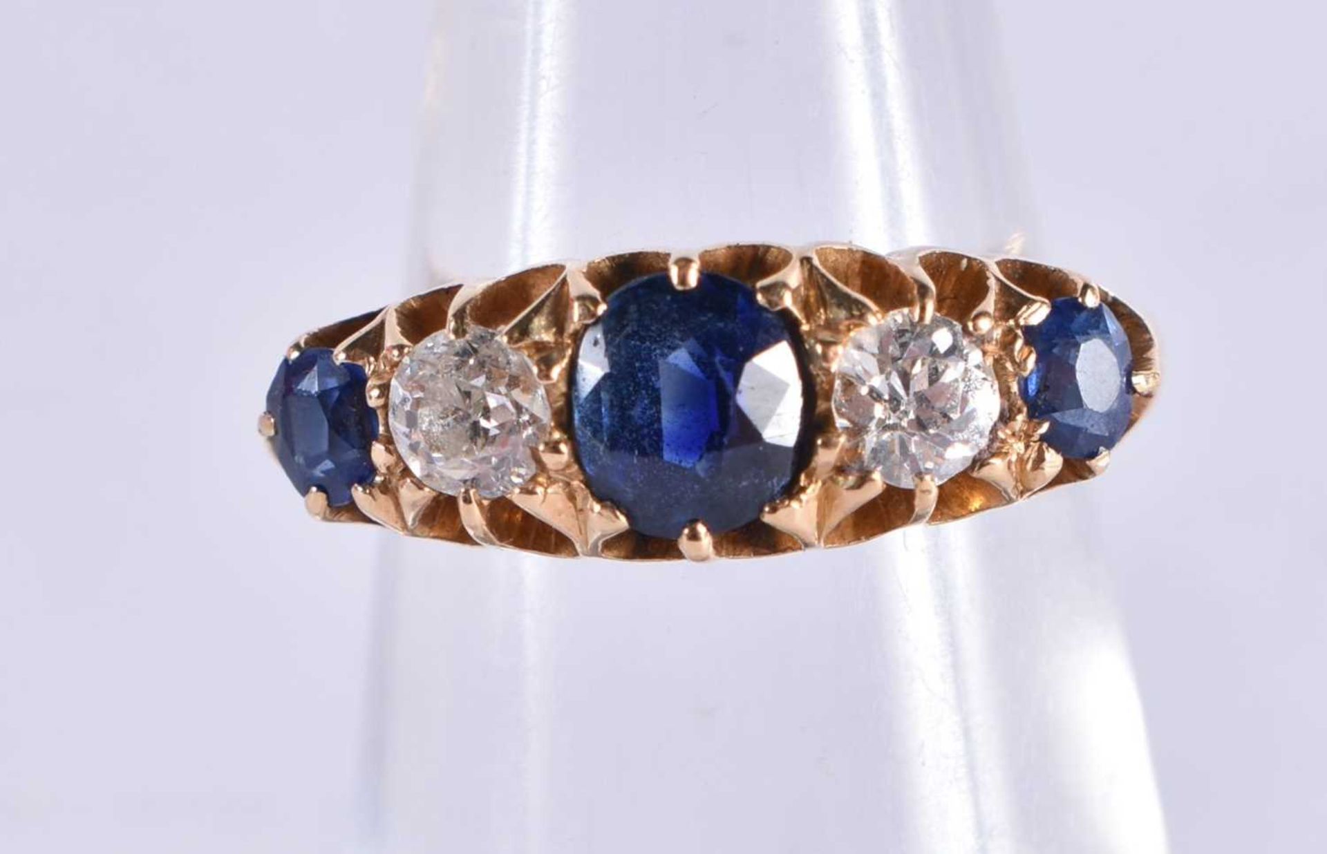 A VICTORIAN GOLD DIAMOND AND SAPPHIRE RING. 3.7 grams. I/J.