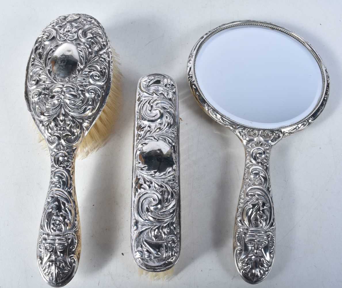 A Cased Silver Vanity Set incl Hairbrush, Mirror, Clothes Brush and Button Hook. Hallmarked - Image 2 of 6
