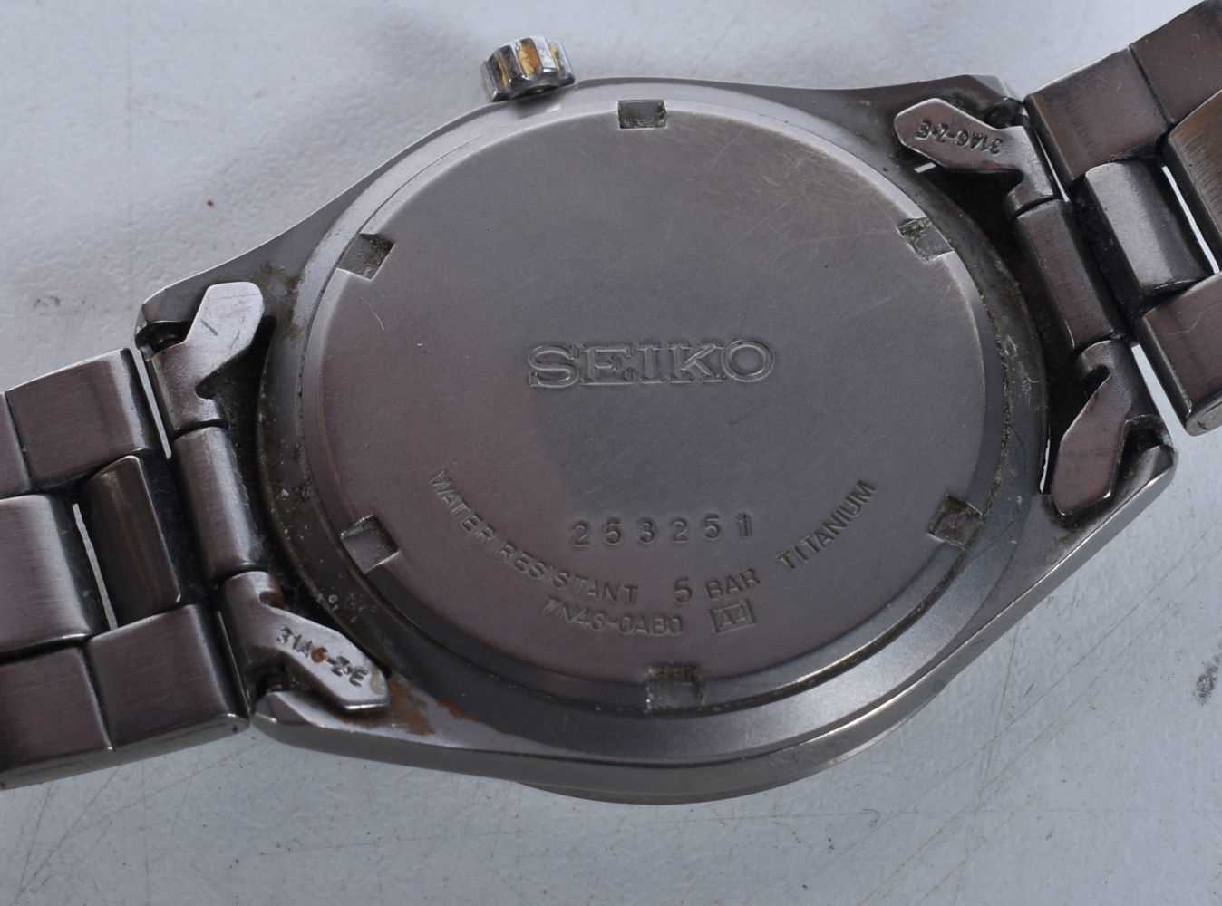 Vintage Seiko Titanium watch, 34mm x 40mm, 18mm bracelet width. Quartz. Working - Image 2 of 3