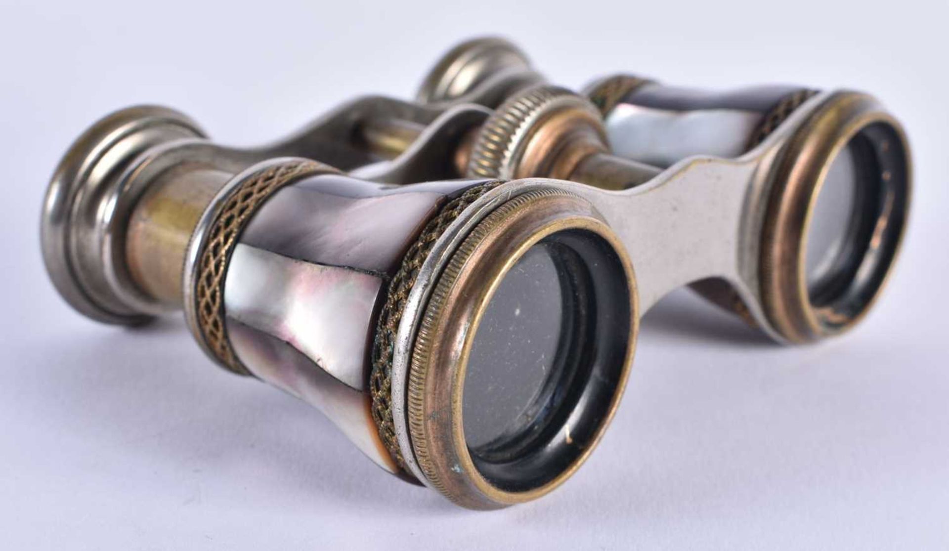 A PAIR OF MOTHER OF PEARL OPERA GLASSES. 9 cm x 8 cm extended.