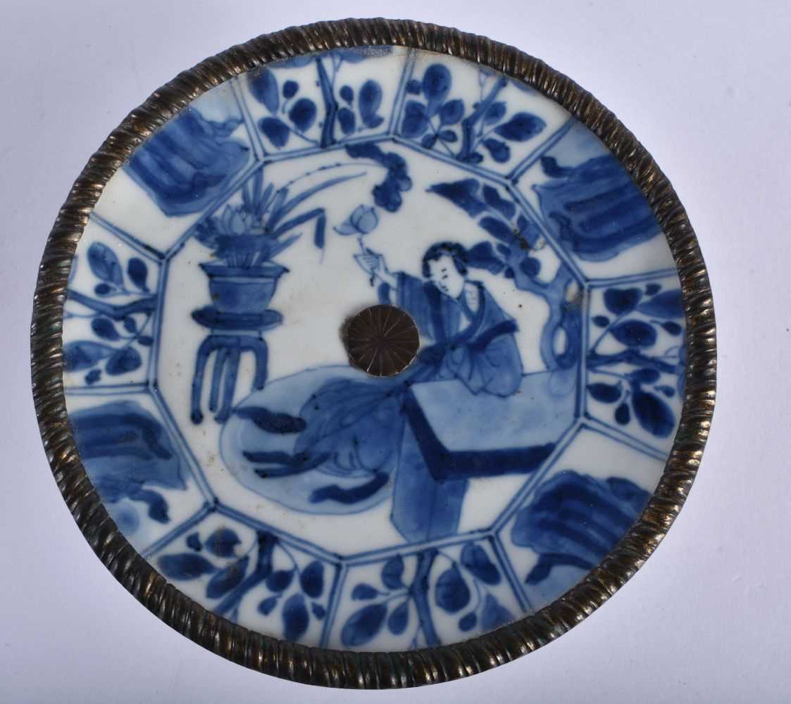 A 17TH/18TH CENTURY CHINESE BLUE AND WHITE PORCELAIN TAZZA Kangxi, together Kangxi rouge de fer - Image 4 of 6