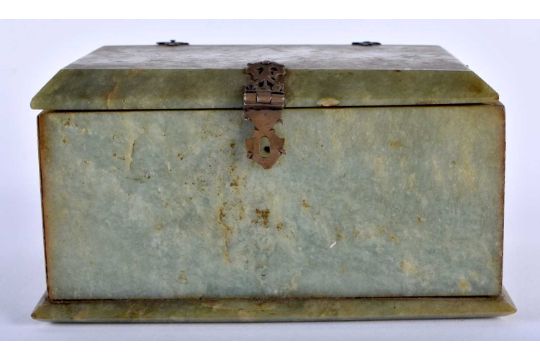 A LOVELY 18TH CENTURY INDIAN MUGHAL CARVED JADE RECTANGULAR CASKET of elegant plain form, with strap - Image 1 of 6