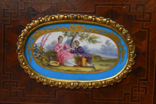 A LOVELY SMALL 19TH CENTURY FRENCH KINGWOOD SEVRES PORCELAIN INSET LADIES DESk with brass gallery, - Image 5 of 9